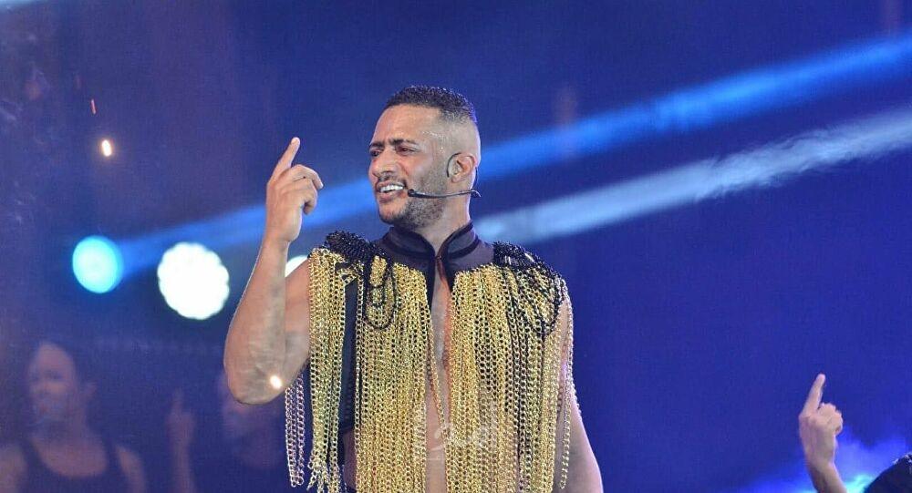 سقوط محمد رمضان على الأرض في مهرجان الضيافة بدبي - فيديو