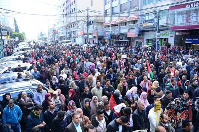 آلاف الفلسطينيين يتظاهرون ضدّ الانقسام و"صفقة ترامب" في رام الله وغزة