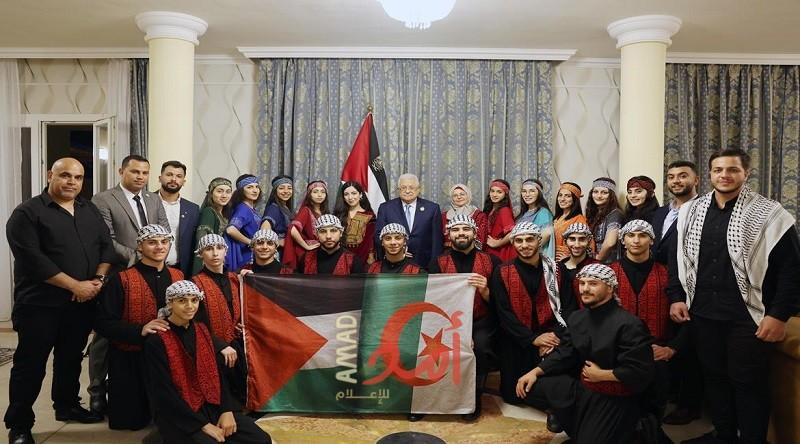الجزائر: الرئيس عباس يستقبل فرقة "بيسان" للفنون الشعبية الفلسطينية
