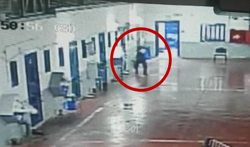 أسير في سجن جلبوع يسكب الماء المغلي بوجه الحارس ردًا على الإجراءات القمعية - فيديو