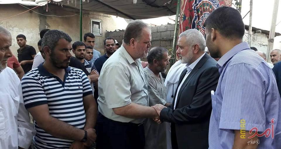 هنية يعزي عائلة الشهيد "محمود قشطة" برفح