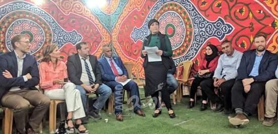 بالصور .. الخليل: مجموعة فلسطينية تقيم إفطار للمستوطنين وطاقم من السفاره الأمريكية