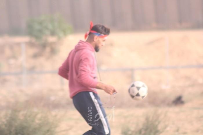 بالفيديو.. " أبو خشب" يروي لـ "أمد" كيف استهدف من قبل "قناصة الاحتلال" وهو يلعب كرة القدم شرق البريج