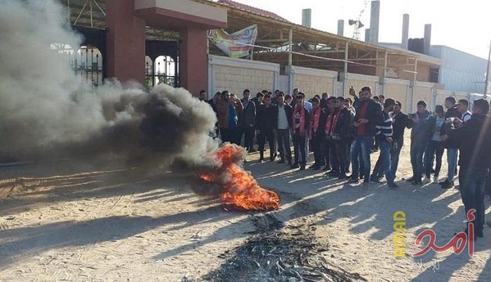 بالصور - طلبة جامعة القدس يحتجون ويشعلون الإطارات المطاطية في غزة احتجاجا