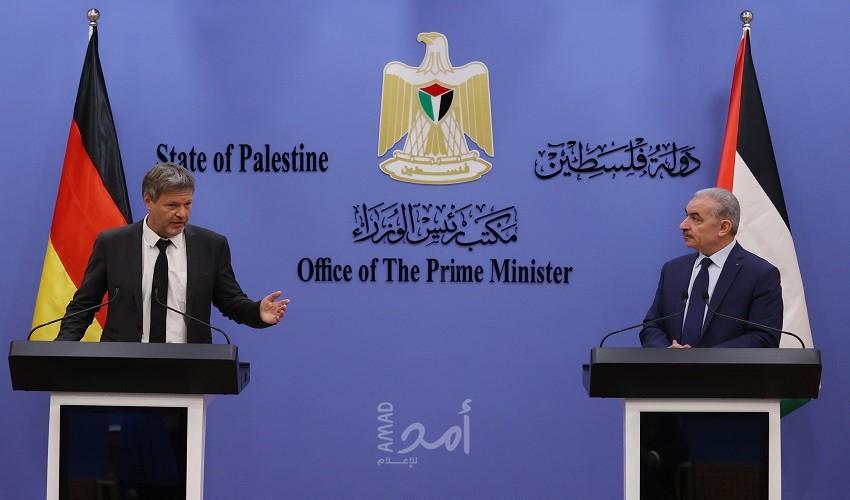 اشتية يبحث مع نائب المستشار الألماني ضرورة خلق أفق سياسي .. وألمانيا تؤكد موقفها بحل الدولتين