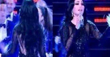 بالفيديو.. شاب يقتحم حفل هيفاء وهبي ويطلب يدها للزواج