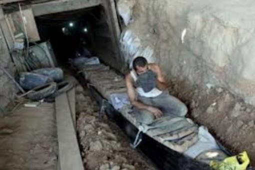 نجاة 21 فلسطيني من عمال الانفاق بين غزة ومصر
