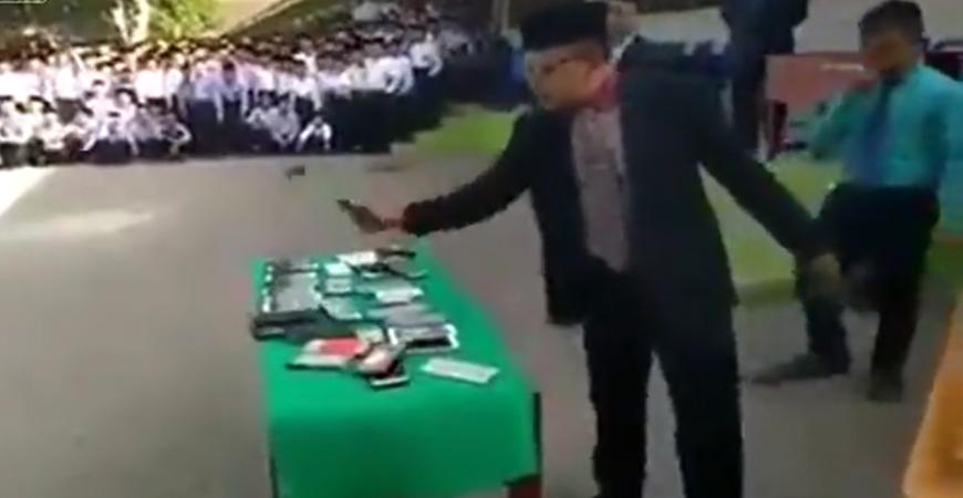 بالفيديو .. مدير مدرسة ماليزية يهشم موبايلات الطلاب بعد منع استخدامها