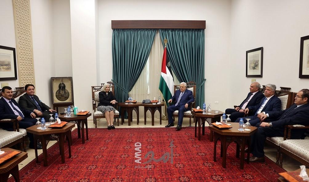 الرئيس عباس يستقبل وفدا من الجامعة العربية برئاسة الأمين العام المساعد لقطاع الشؤون الاجتماعية