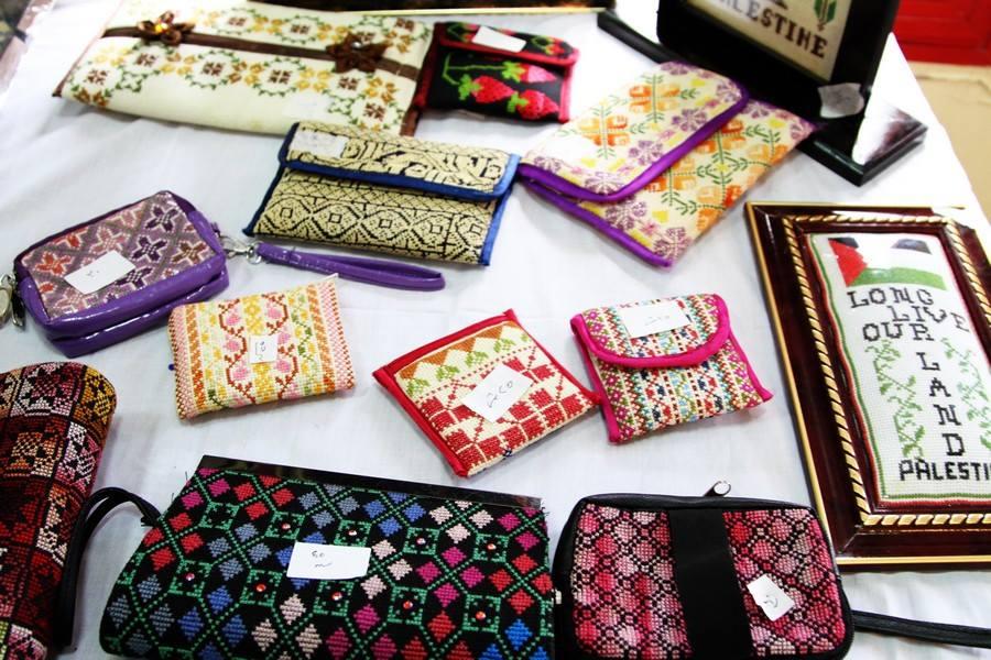 صحة المرأة جباليا تنظم معرض يجسد منتجات الناجيات من العنف-صور وفيديو