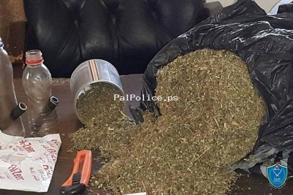الشرطة تضبط كيلو ونصف من الماريجوانا المخدرة في الخليل