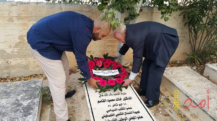 جبهة النضال تضع أكاليل الزهور على أضرحة شهدائها وتزور ذويهم بمناسبة العيد