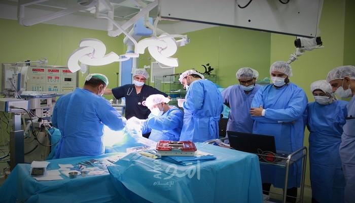 وفد طبي قطري بغزة يجري عمليات زراعة قوقعة لـ 24 طفلاً