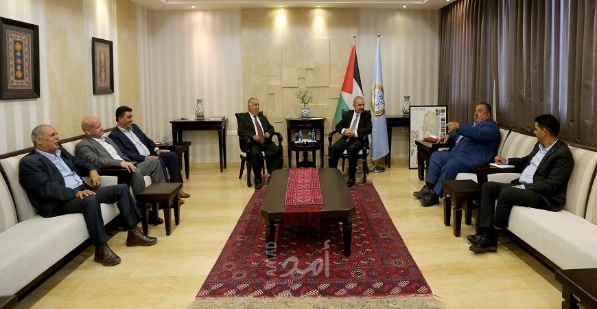 أشتية لمحافظي غزة: ملتزمين بمعالجة "أزمة الرواتب" وتقديم كل ممكن من المشاريع التطويرية