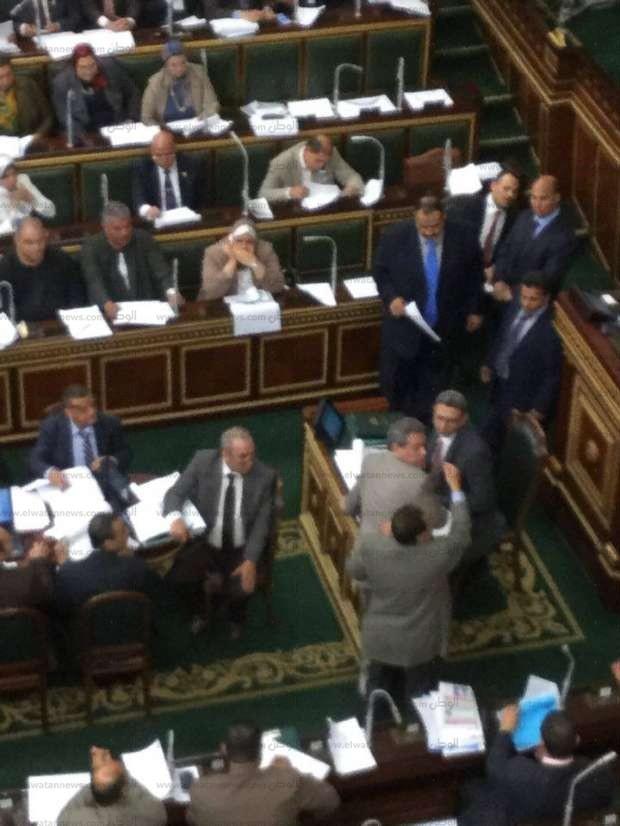 بالفيديو - ضرب توفيق عكاشة بـ"الجزمة" داحل البرلمان