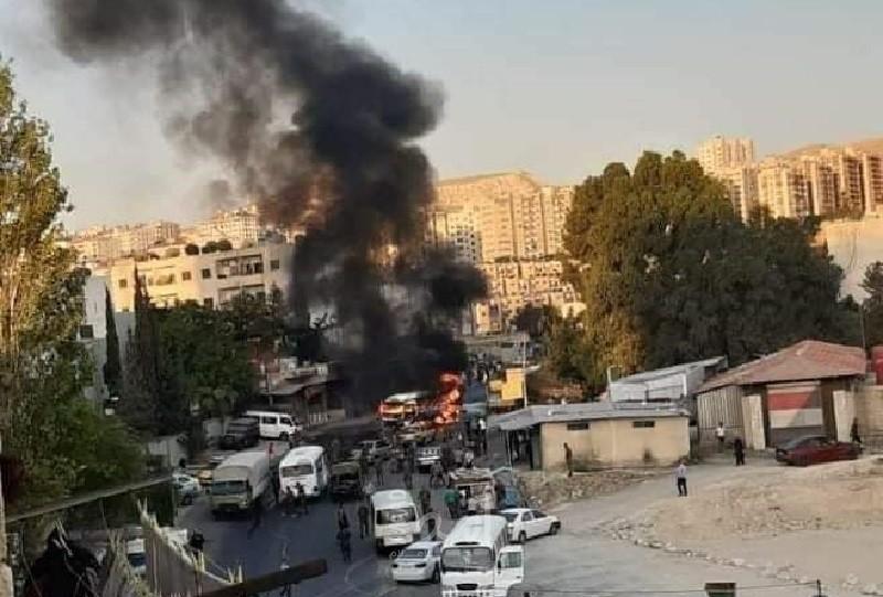 سانا: إصابات بتفجير "باص مبيت عسكري" عند مدخل مساكن الحرس بالعاصمة السورية