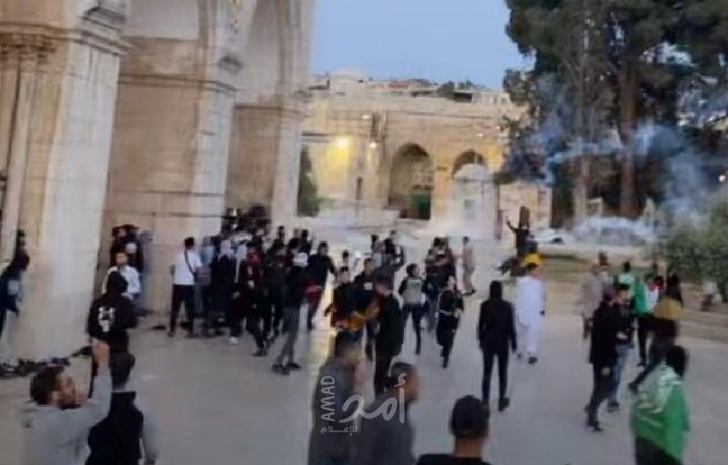اصابات خلال مهاجمة شرطة الاحتلال للمصلين داخل المسجد الأقصى- فيديو