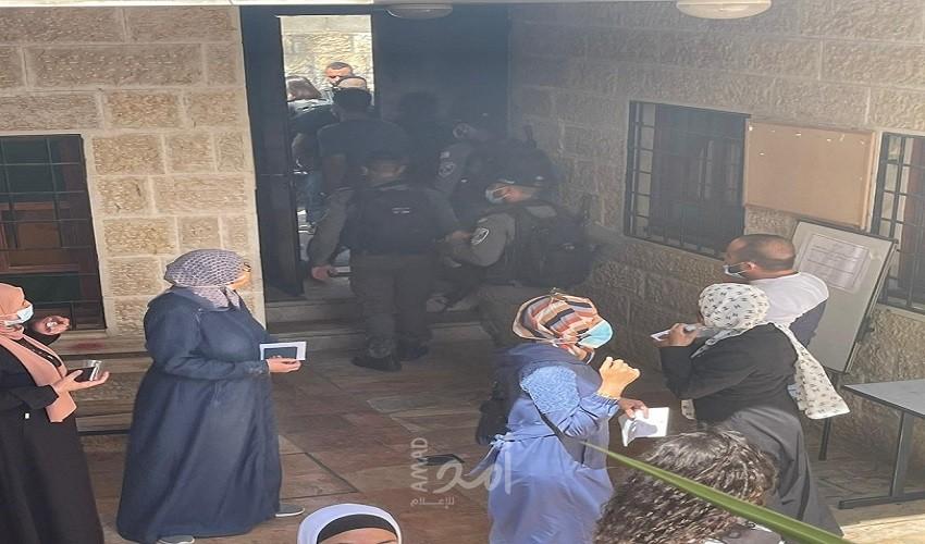 قوات الاحتلال تقتحم مدرسة بالقدس وتعتقل مديرتها مع إغلاق مكتب التربية - صور