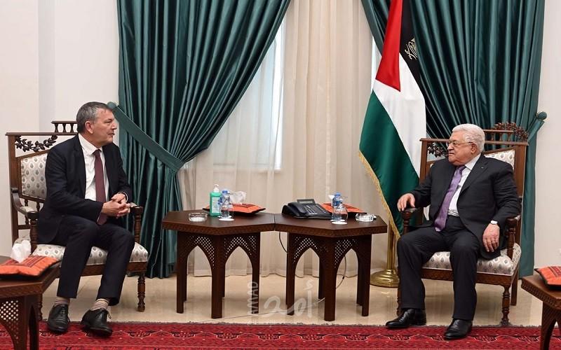 خلال استقباله المفوض العام "للأونروا": عباس يؤكد دور وكالة الغوث