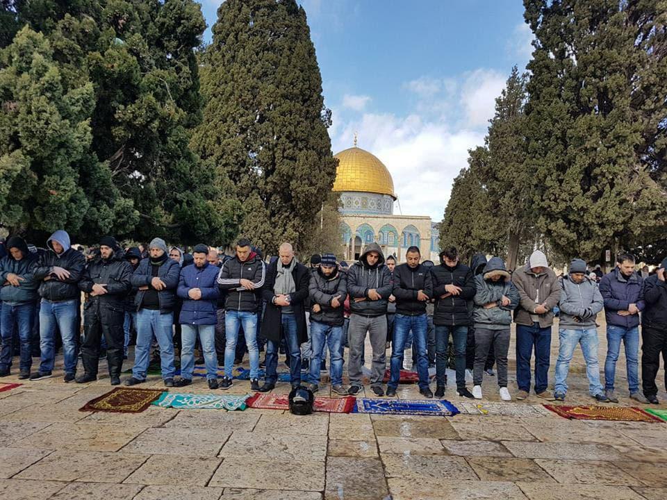بالصور.. رغم المنخفض الجوي آلاف الفلسطينيين يصلون الجمعة في المسجد الأقصى