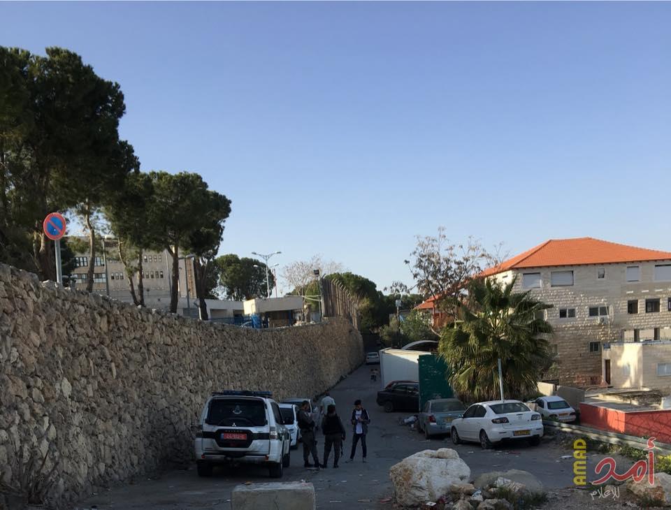 قوة كبيرة تقتحم شمال القدس واندلاع المواجهات مع جيش الاحتلال في العيساوية
