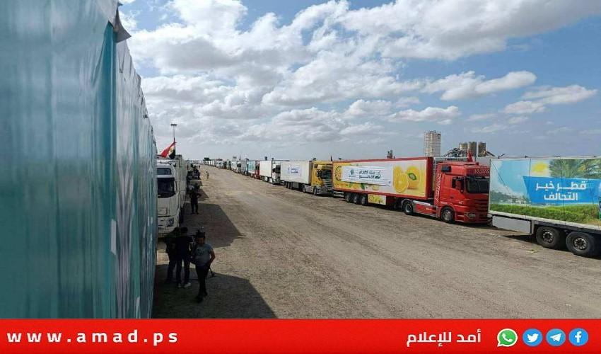 بدء دخول شاحنات المساعدات من معبر رفح إلى قطاع غزة - فيديو