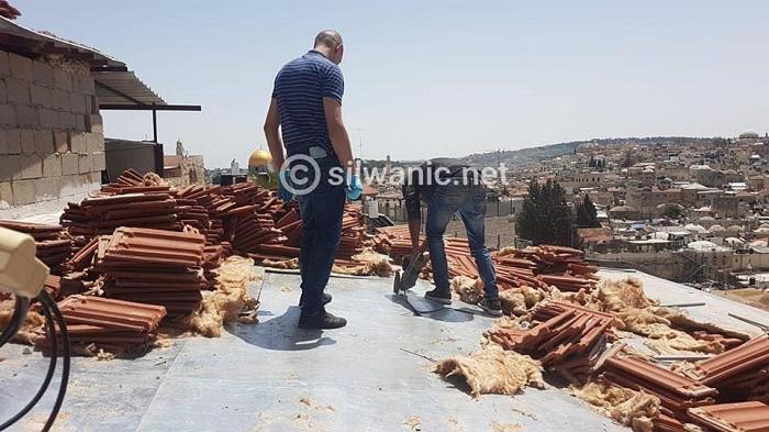 مواطن من القدس يهدم منزله بنفسه