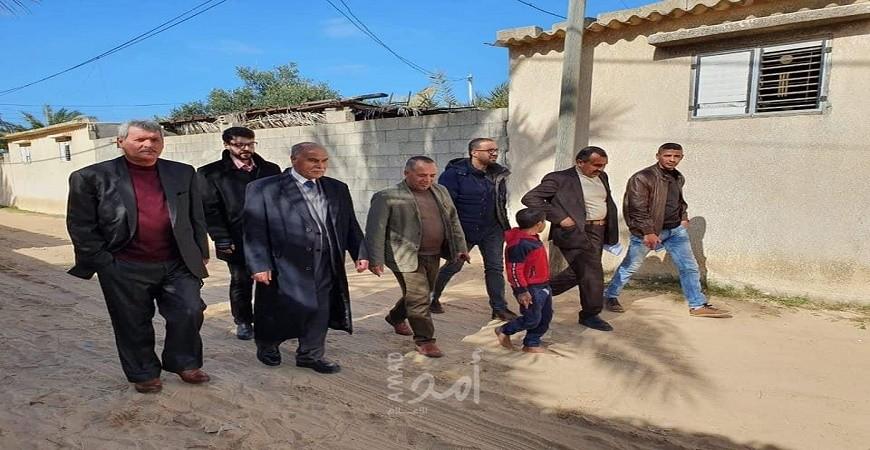 محافظ الوسطى يسلم عائلة أبو ملحوس مكرمة الرئيس عباس