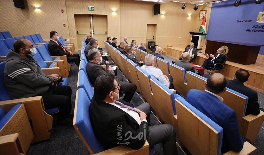 اشتية يستقبل وفدًا من جامعة فلسطين التقنية ويشيد بالنقلة النوعية التي تشهدها