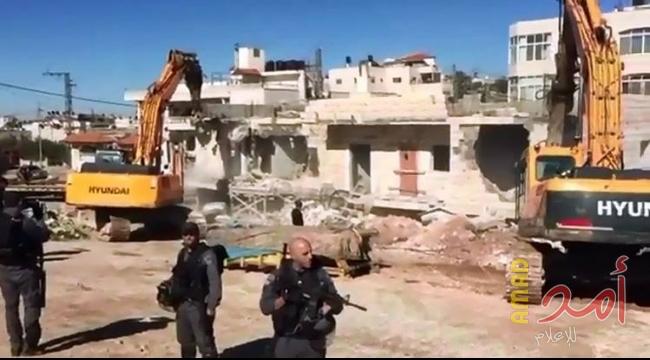 جرافات الاحتلال تهدم منزلين في بلدة سلوان