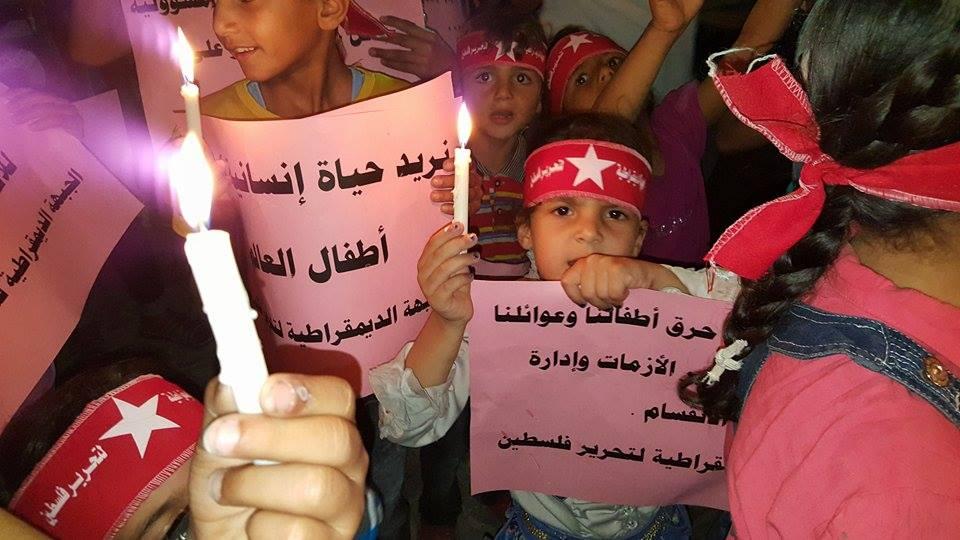 أطفال غزة يشاركون بمسيرة شموع تضامناً مع عائلة أبو هندي وتنديداً باستمرار أزمة الكهرباء(صور)