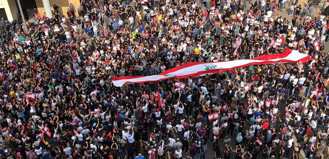 اللبنانيون يتوافدون إلى وسط بيروت رغم إعلان الحريري بعض الاصلاحات