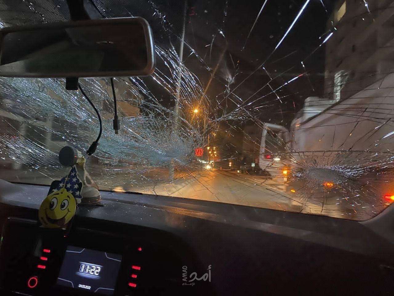 مستوطنون إرهابيون يحطمون زجاج عدد من سيارات المواطنين شرق رام الله