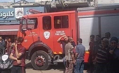 طواقم الدفاع المدني تسيطر على حريق اندلع بمحل تجاري في سوق نابلس- صور