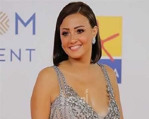 بأوامر الأطباء... الفنانة بشرى ممنوعة من الكلام وتتواصل بالواتسآب