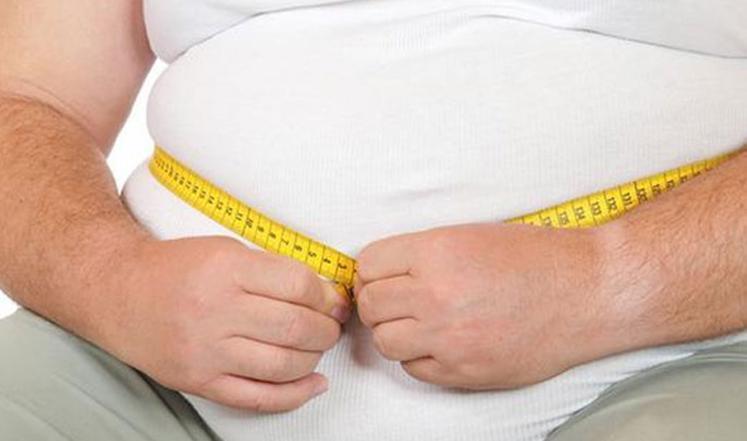طبيب غزي يستخدم الإبر الصينية كعلاج فعال للسمنة