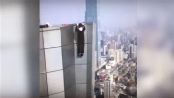 بالفيديو .. لحظة سقوط مغامر من أعلى ناطحة سحاب