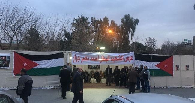بالفيديو.. مقاطعة كلمة عزام الأحمد بعزاء الشهيد جرار في عمان احتجاجا على "التنسيق الأمني"