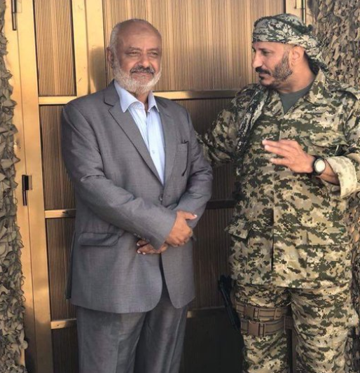 نجل "علي عبد الله صالح " يظهر بالزي العسكري برفقة محافظ الحديدة