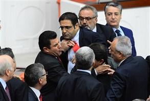 شجار عنيف في البرلمان التركي على كلمة "كردستان"