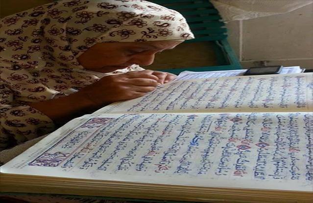 قصة عجوز كتبت المصحف الشريف بخط يدها فى 4 أعوام
