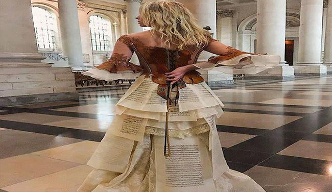 مصممة فرنسية تصنع الفساتين من حواف الكتب × 15 صورة