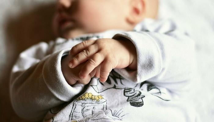 سيدة مصابة بكورونا تضع مولودتها في مستشفى الخليل الحكومي