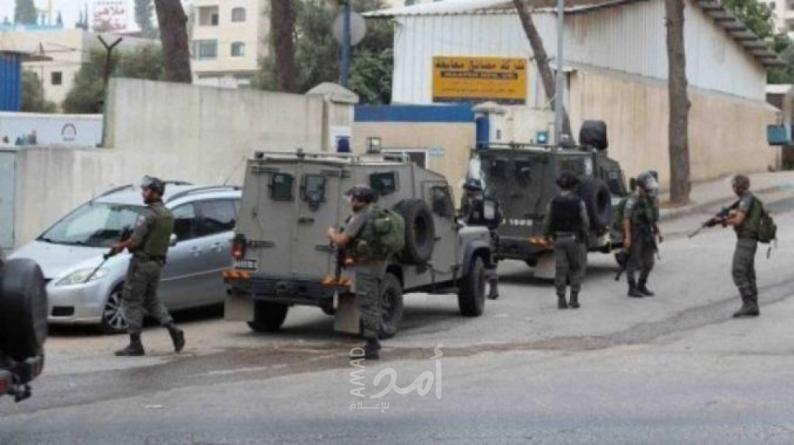 الخليل: قوات الاحتلال يفتش منازل في بلدتي بني نعيم وبيت كاحل