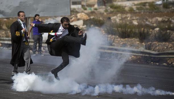 صورة المحامي الفلسطيني التي تحولت لرمز ولها مشاركة فاقت 2 مليون على "الانترنت"
