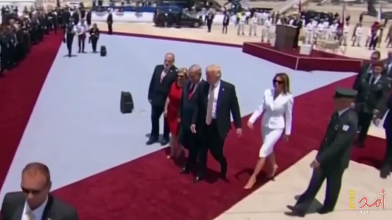 خبيرة تفسر سبب رفض ميلانيا الإمساك بيد ترامب