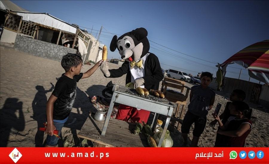 "ميكي ماوس" يبيع الذرة والسعادة بغزة
