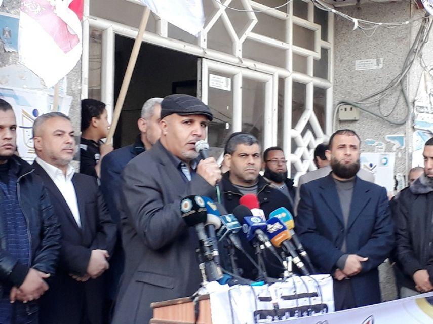 خلال وقفة احتجاجية.. المجاهدين: كان الأولى على "المركزي" أن يرفع العقوبات الظالمة عن شعبنا في غزة