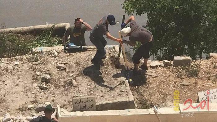 قوات الاحتلال تعتدي على رفات الموتي في مقبرة شرق المسجد الأقصى