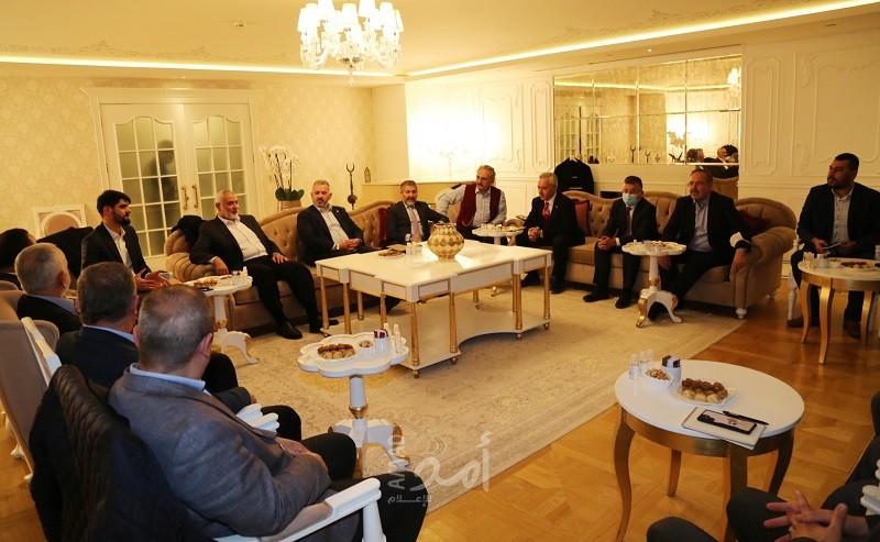 هنية يلتقي رئيس لجنة الصداقة التركية الفلسطينية ونوابًا أتراكًا في أسطنبول